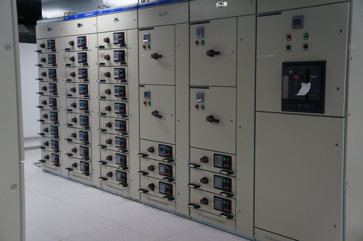 采用雙路市電、UPS、確保機房設備穩(wěn)定運行